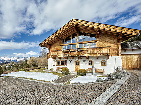  Porto Cervo (SS)
- Das circa 461 Quadratmeter große Landhaus in der Nähe von Kitzbühel wird für 5,9 Millionen Euro zum Kauf angeboten. Zu der hochwertigen Ausstattung gehören unter anderem ein Wellnessbereich mit Sauna, drei Terrassen sowie ein Weinlager.