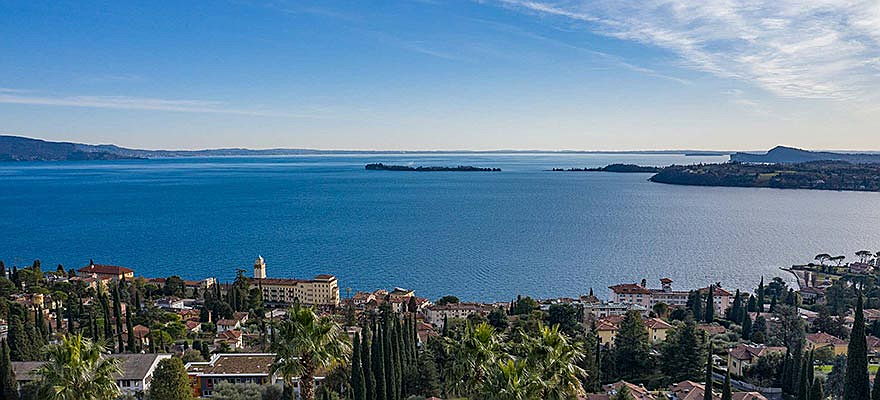  Desenzano del Garda
- If you are thinking about buying a luxury property in Gardone Riviera, Engel & Völkers real estate agents are the right partner. Whether villa, house, apartment or property