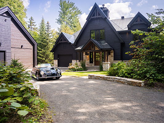  Ragusa
- Schwarzes Haus in Kanada - (c) Engel & Völkers Tremblant