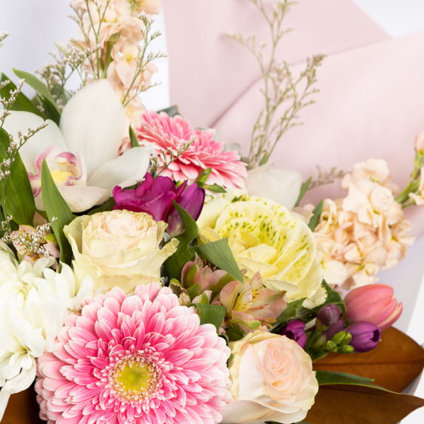 Soft Pink Bouquet In A Vase_flowers_delivery_interflora_nz