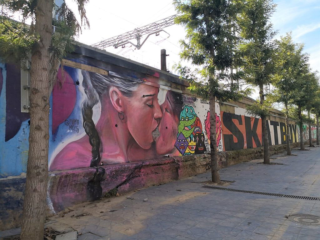  Tarragona
- ‘Color Zone’ mural by various artists beside the Petxina Bridge (Mireia Solé)