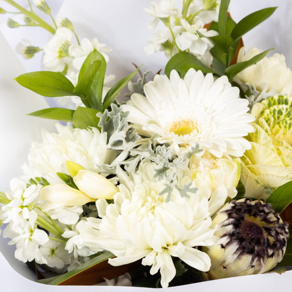 Neutral Bouquet In A Vase_flowers_delivery_interflora_nz