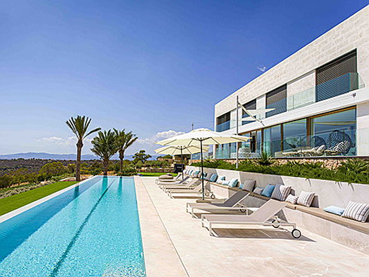  Palma
- This contemporary designer villa in Puntiró is on the market for 4.9 million euros. Its open plan living concept and 20-metre swimming pool are particularly impressive.
(Image source: Engel & Völkers Majorca Central)