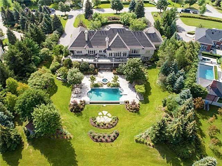  Hamburg
- Located just outside Toronto and surrounded by greenery, this residence is on the market with Engel & Völkers for 4,48 million CAD (approx. 2.9 million euros).
(Image source: Engel & Völkers Toronto Uptown)