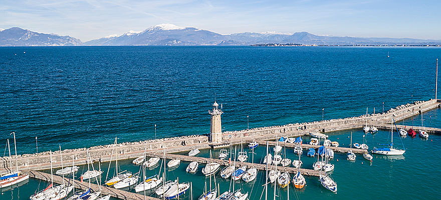  Desenzano del Garda
- Buy or sell beautiful villas, spacious houses and modern apartments on the first lake line: Desenzano del Garda is a top spot for real estate