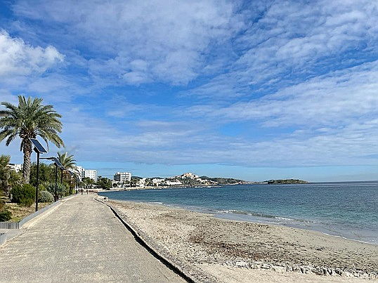  Ibiza
- Playa d'en Bossa - La playa más larga de Ibiza, zona de fiesta y punto inmobiliario