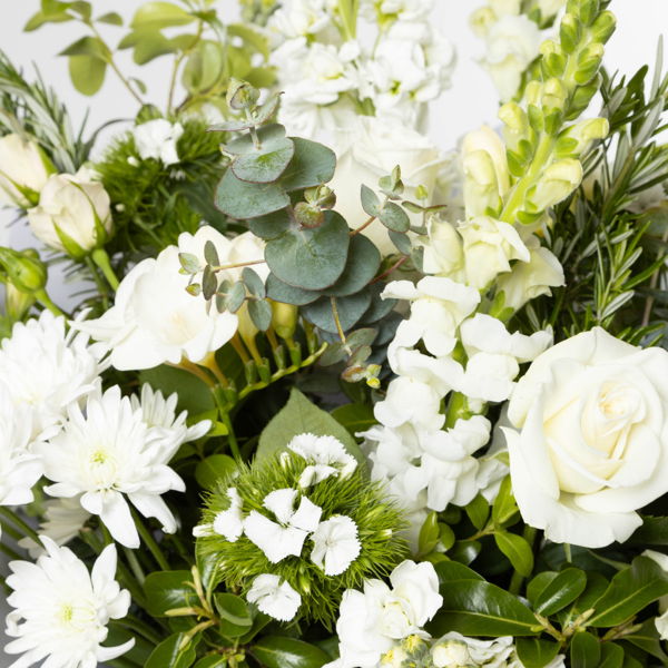 Neutral Bouquet In Water Filled Box_flowers_delivery_interflora_nz