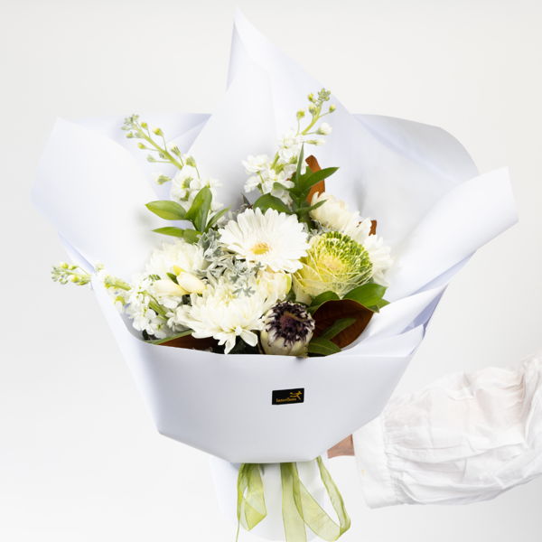 Neutral Bouquet In A Vase_flowers_delivery_interflora_nz