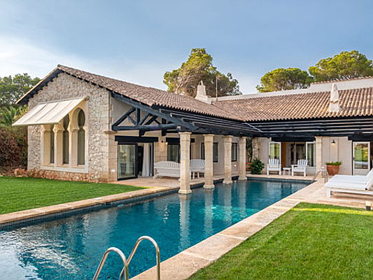  Syrakus
- Diese erstklassige Neubauvilla liegt in einzigartiger Meerlage in Cala Galdana und steht für 4 Millionen Euro zum Verkauf. Sechs Schlafzimmer und sieben Badezimmer verteilen sich auf einer Wohnfläche von 560 Quadratmetern. Ein großzügiger Garten mit Pool und die überdachte Terrasse machen die Immobilie zum idealen Urlaubsdomizil.