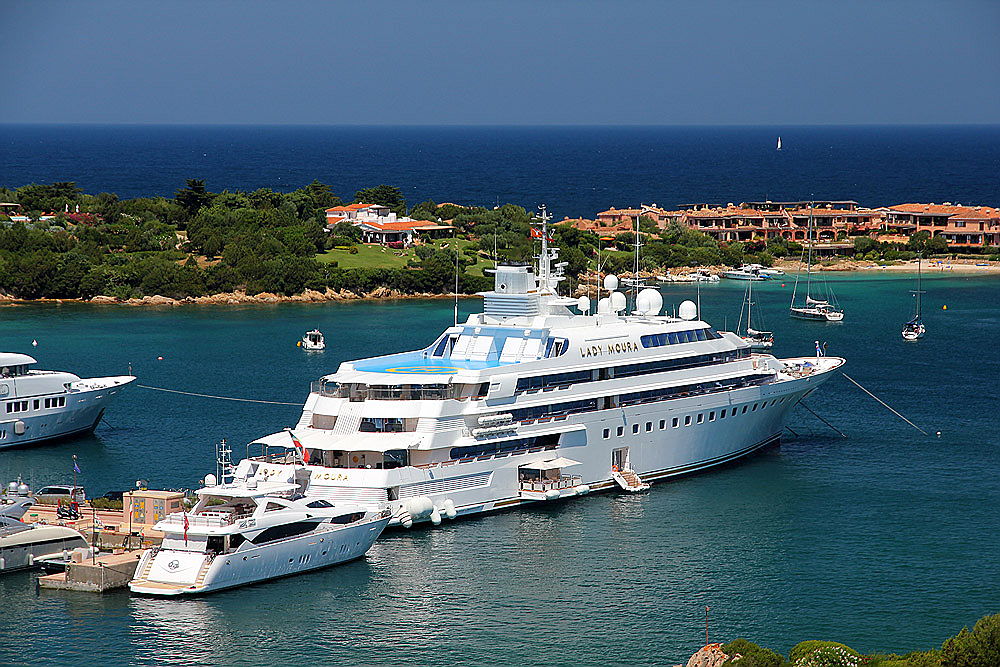  Порто Черво - Сардиния
- Lady Moura_Luxury yacht in Costa Smeralda.jpg