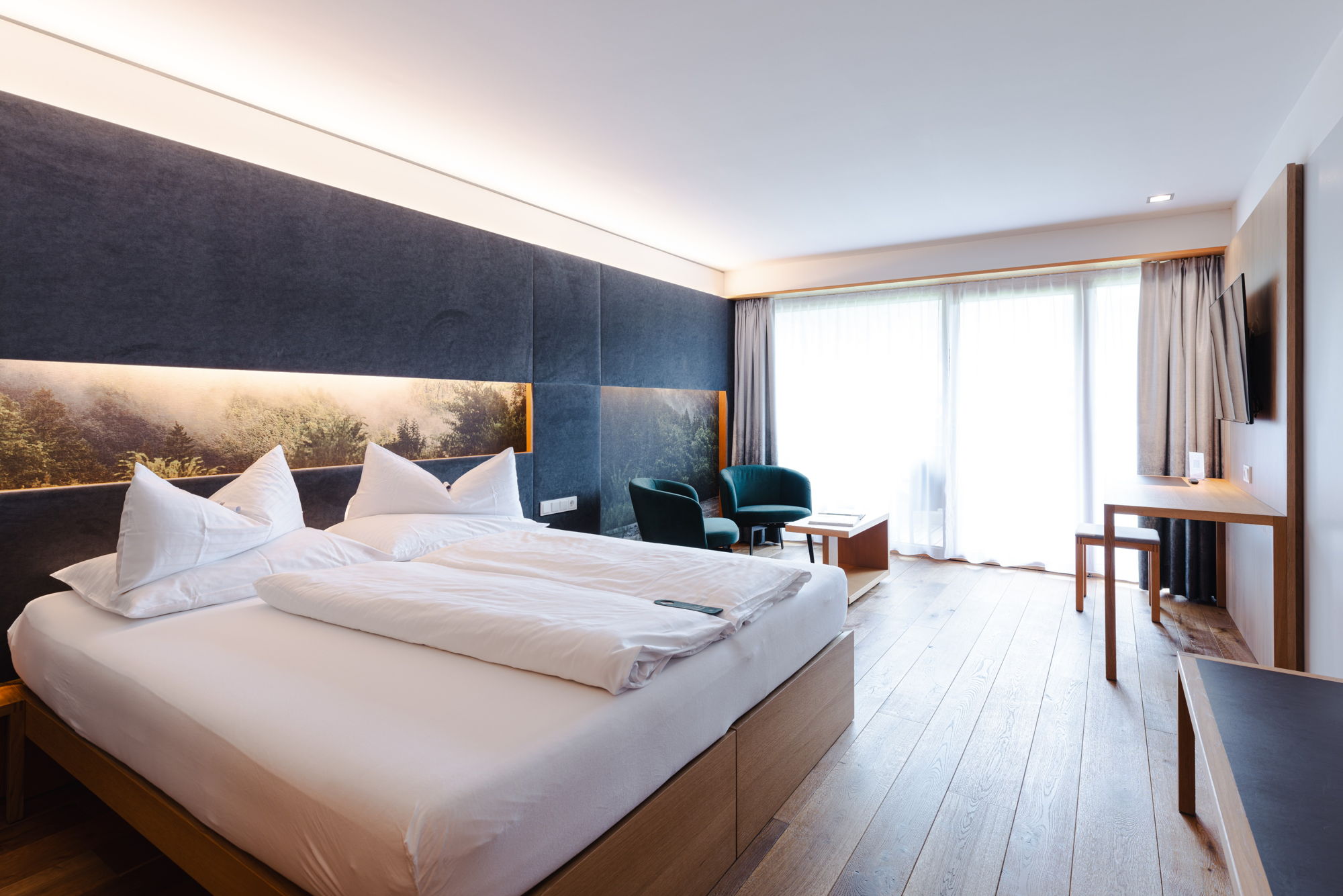 Doppelzimmer Kanisfluh mit Doppelbett und gemütlicher Sitzecke