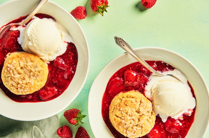 Cobbler aux fraises et aux framboises