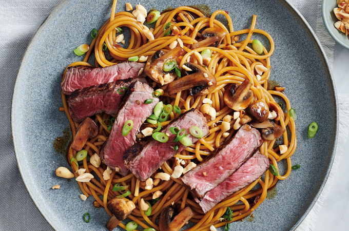 Pâtes au boeuf, aux champignons et aux arachides