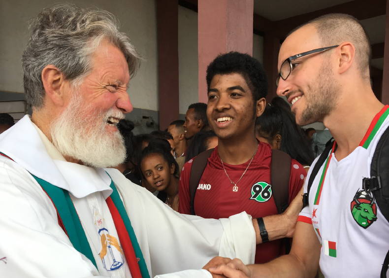 Pater Pedro im Gespräch mit Besuchern