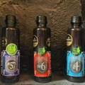 Bouteilles Highland Gin numéros 77, 6 et 4 de la distillerie Fairytale dans le nord-ouest des Highlands d'Ecosse