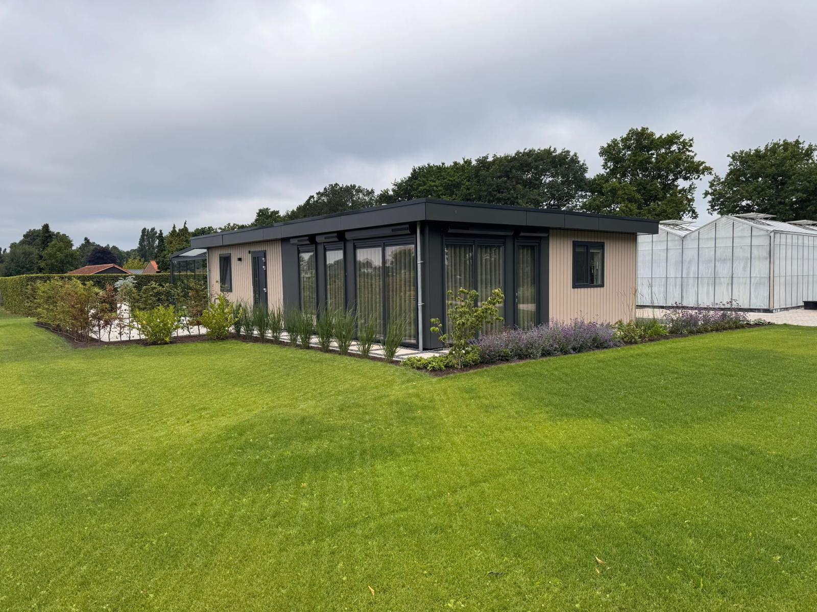 Mantelzorgwoning met tuin — maatwerk project door BBS Systeembouw
