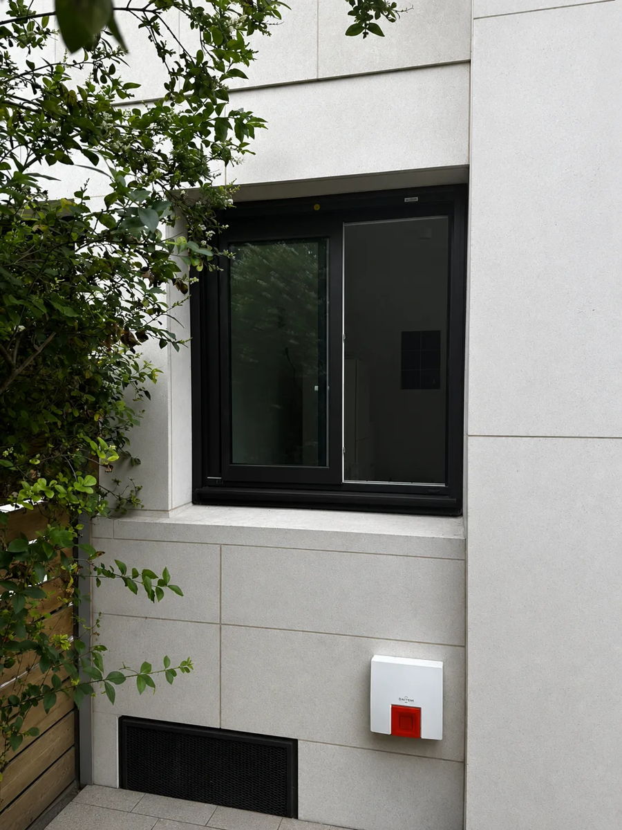 Installation d'un rideau métallique de sécurité — photo 2