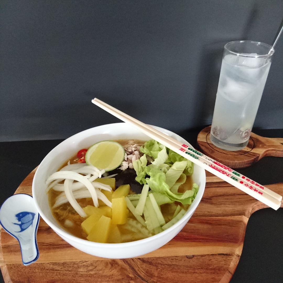 Date: 28 Nov 2019 (Thu)
Asam Laksa (Malaysian Sour and Spicy Fish Soup Noodles) served with Asam Boi Grapefruit Juice. The Asam Boi Grapefruit Juice scored a smashing 10+: at least two pars above lemonade!
