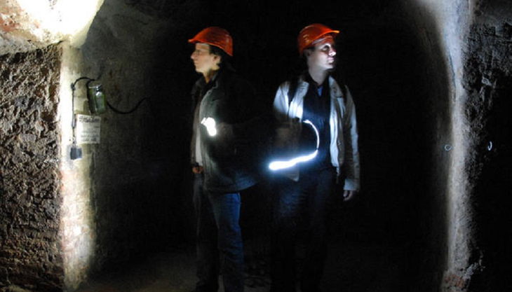 historische felsengaenge licht führer taschenlampe gruppe