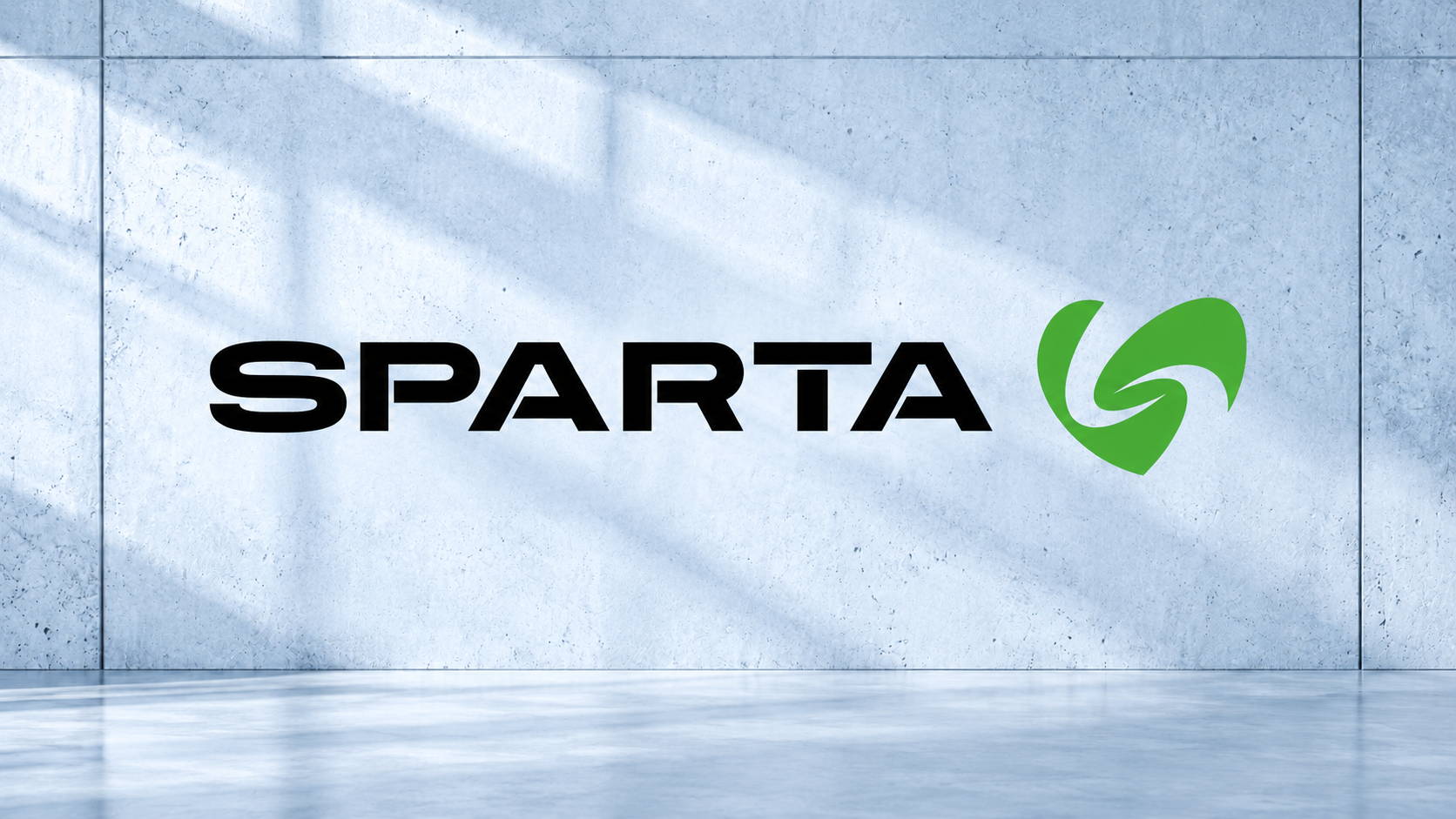 Logo Sparta sur un mur en béton bleu clair
