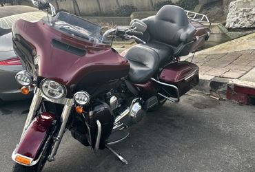 2014 HARLEY-DAVIDSON FLHTK ELECTRA GLIDE ULTRA LTD (TWO TONE) motorcycle for rent near San Pedro, CA