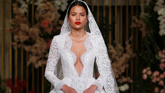 Photo d'un mannequin portant la robe de mariée de Esé Azénabor.