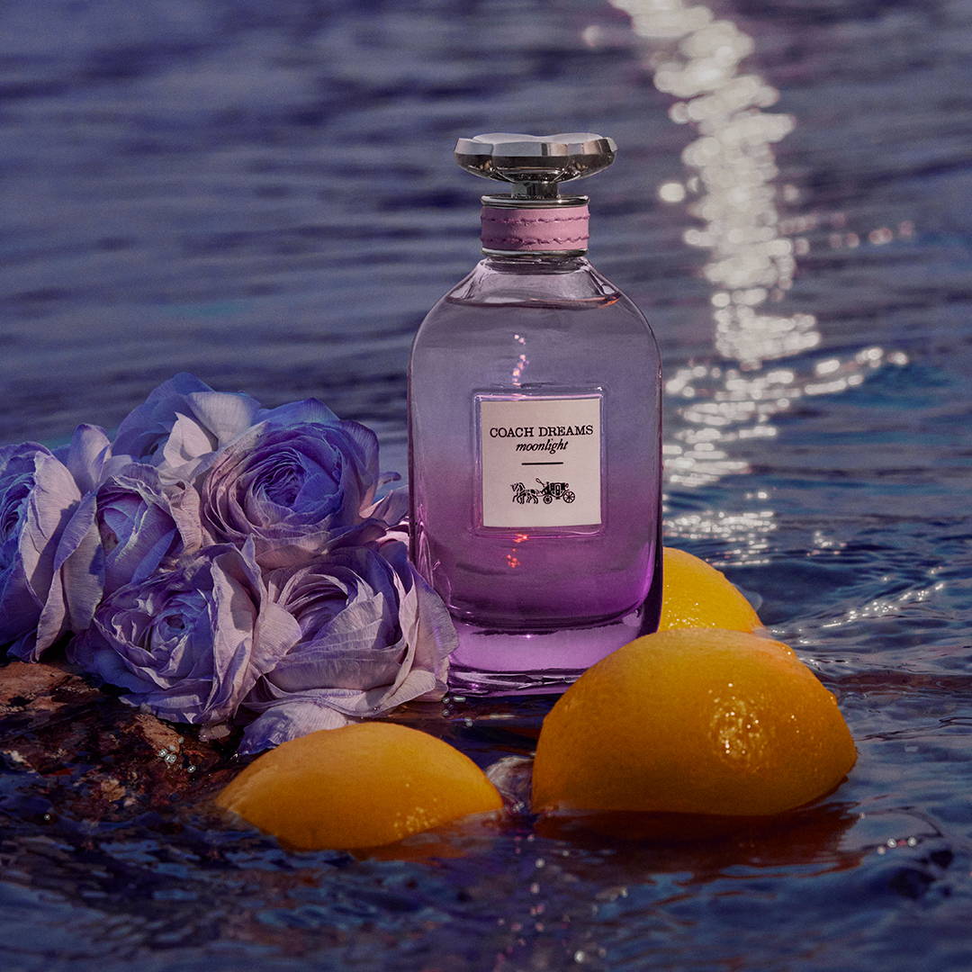 COACH DREAMS MOONLIGHT 香りのイメージ｜水に浮かぶ紫のバラとオレンジ（ベルガモット）