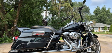2013 HARLEY-DAVIDSON FLHR ROAD KING (VIVID BLACK) motorcycle for rent near Crystal, MN