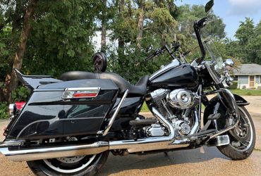 2013 HARLEY-DAVIDSON FLHR ROAD KING (VIVID BLACK) motorcycle for rent near Crystal, MN