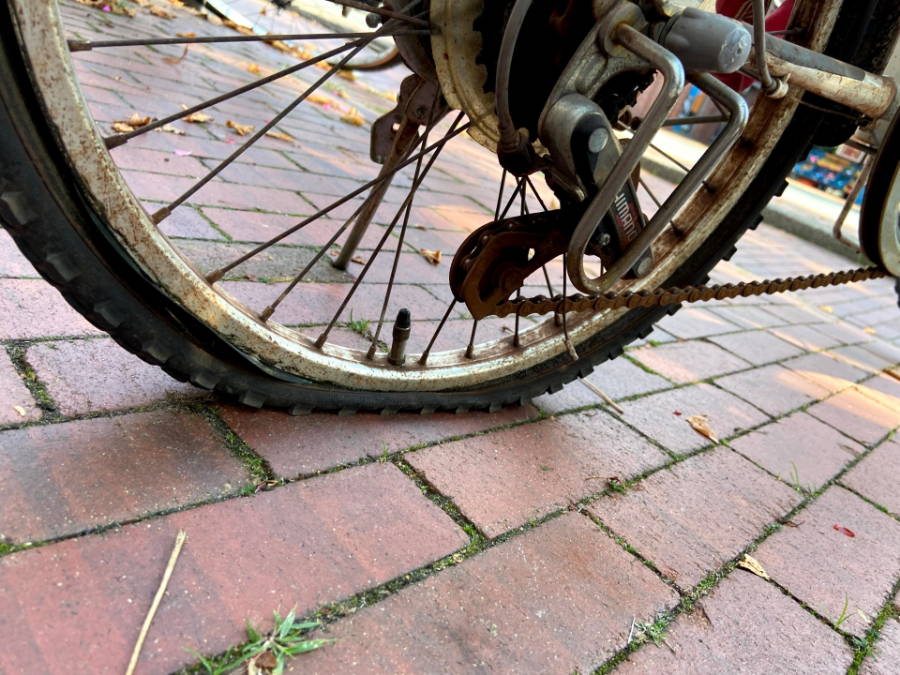 パンクした自転車
