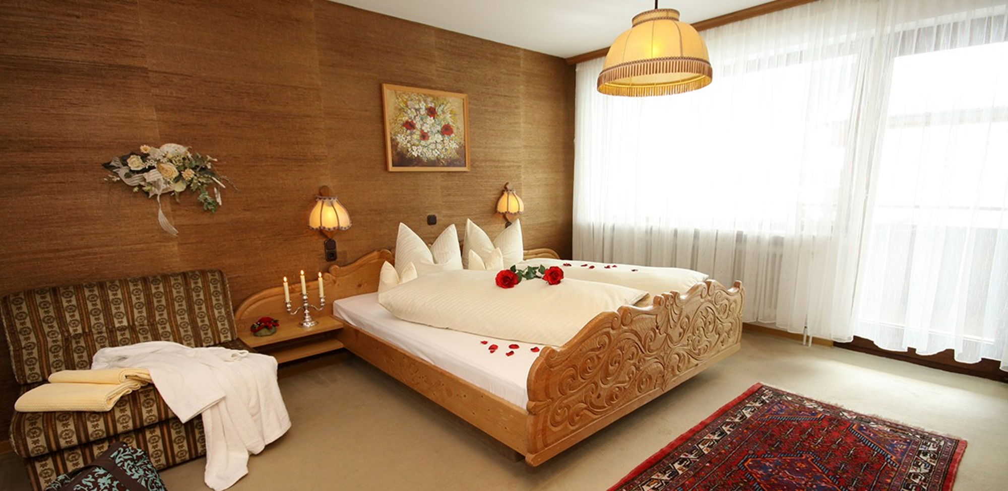 Schlafzimmer mit rustikalem Doppelbett in der Ferienwohnung mit Alpenblick 