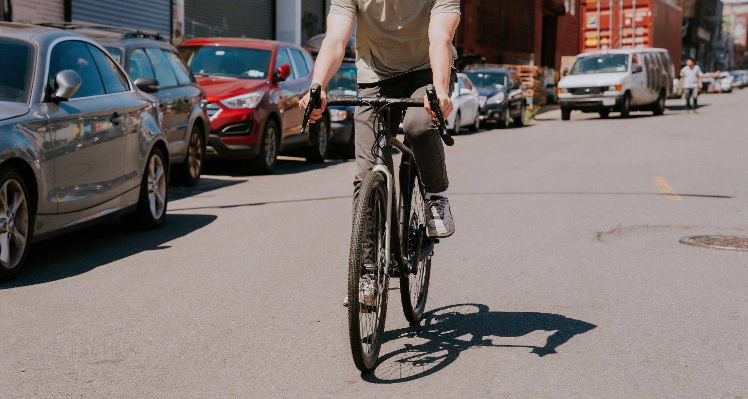 man op elektrische fiets