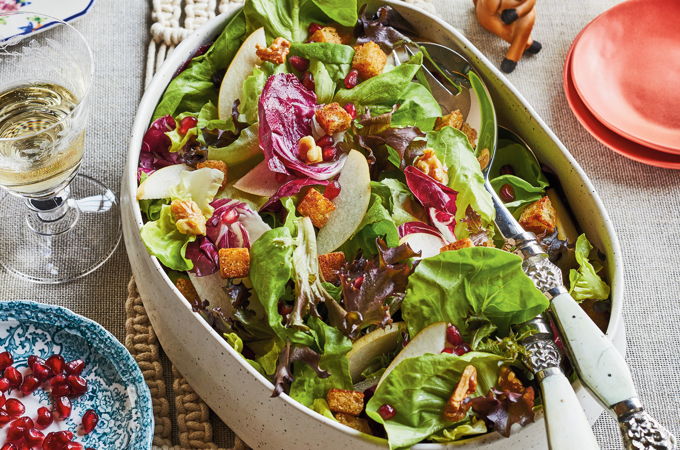 Salade verte à la poire et à la grenade, croûtons aux épices