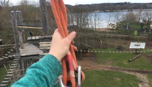 querfeldein hochseilgarten in luftiger höhe