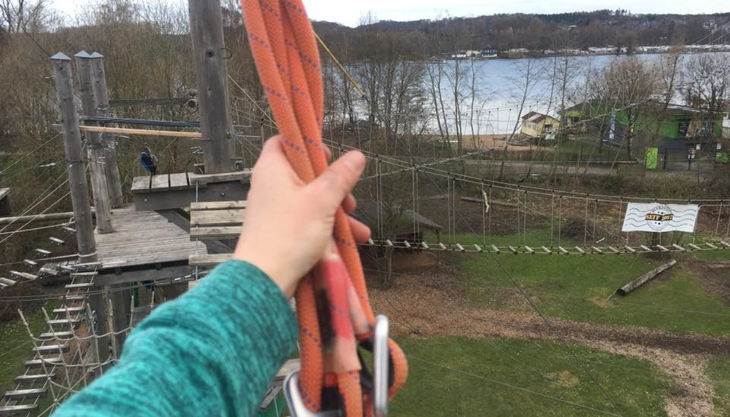 querfeldein hochseilgarten in luftiger höhe