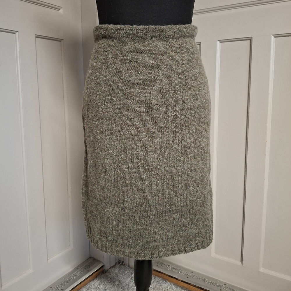 CARROL, a straight skirt in stocking st - in Shetland wool