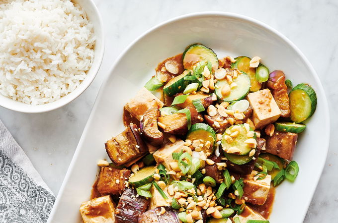 Sauté d’aubergines, de tofu et de concombre à l’arachide