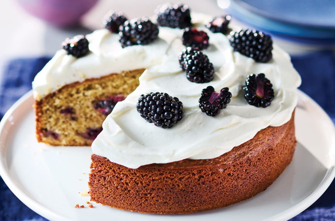 Gâteau au yogourt, au thé Earl Grey et aux mûres