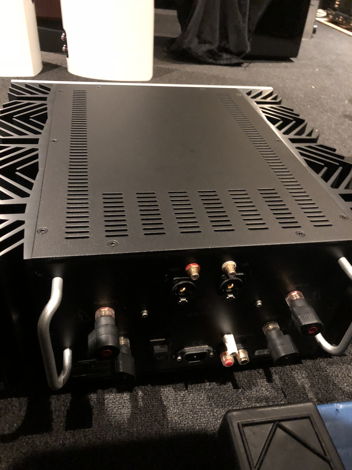 Pass Labs X350.8 in excellent condition