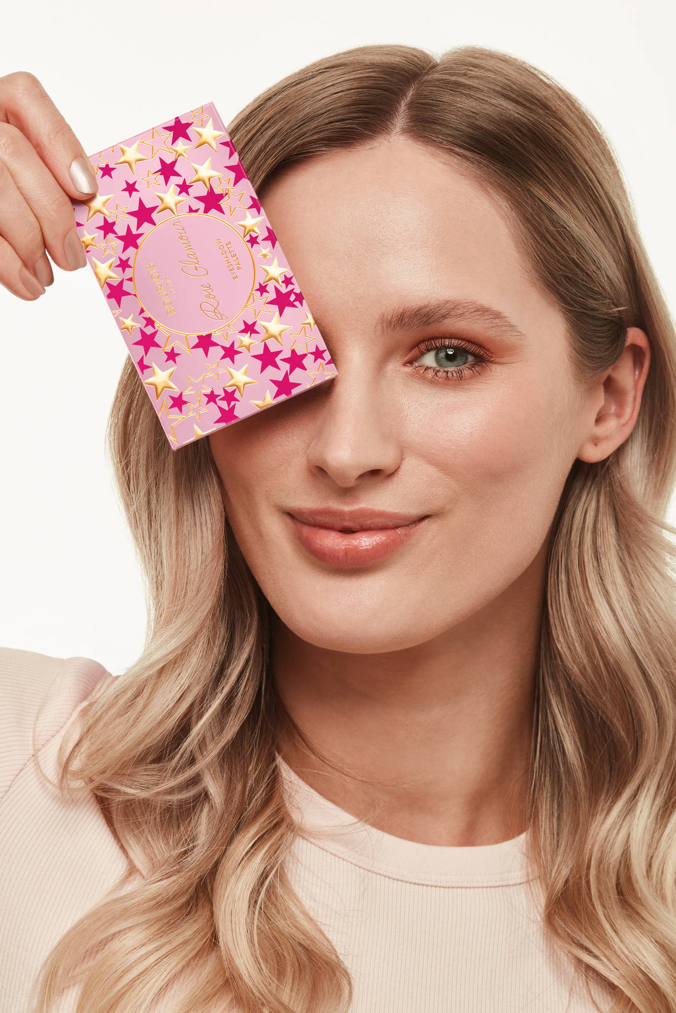 Maquillage lumineux pour yeux bleus, fard à paupières marron beige et doré Bourjois