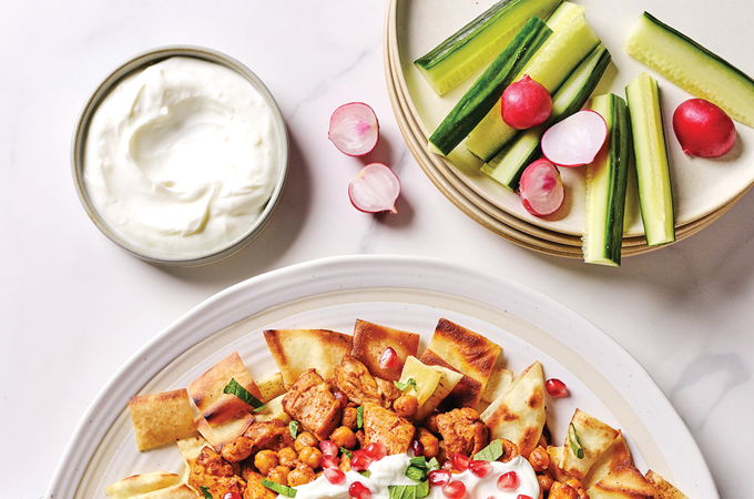 Poulet aux pois chiches et pitas croustillants (<i>fatteh</i>)