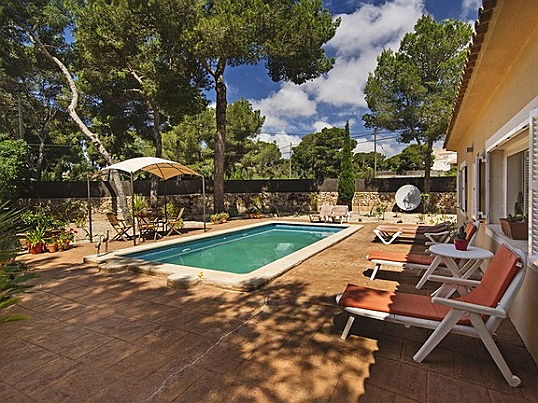  Pollensa
- Villa mit geräumiger Terrasse, Swimmingpool und schattigem Baumbestand in der Nähe von Cala Pi als Kaufangebot