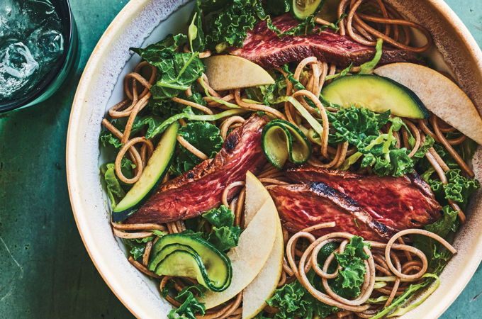 Salade de nouilles soba et bavette de bœuf à la friteuse à air chaud (<i>air fryer</i>)