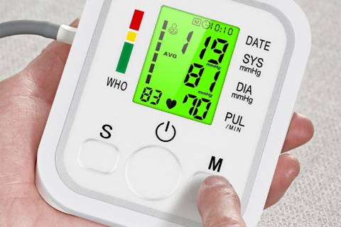 On parle ici de tensiomètre digital souvent plus utilisé au domicile. Cet appareil va afficher un premier chiffre qui correspond à la pression systolique et un second qui correspond à la pression diastolique. Ils s’expriment tous les deux en mmHg (millimètre de mercure). Une tension dite “normale”se situe autour de 12/8 mais il est important de savoir qu'elle peut varier en fonction de votre âge et de votre état de santé.  Certains tensiomètres peuvent indiquer votre fréquence cardiaque (bpm > battements par minute).