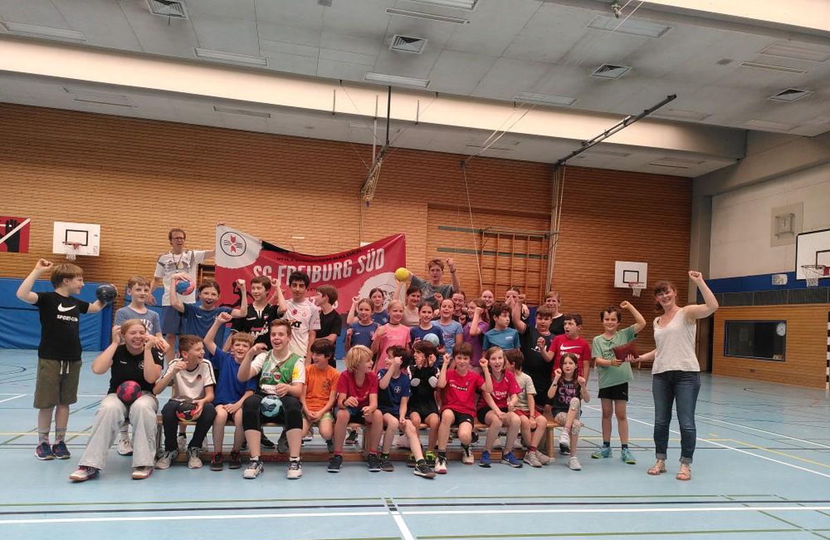 Grizzlys laufen für die Freiburger Straßenschule