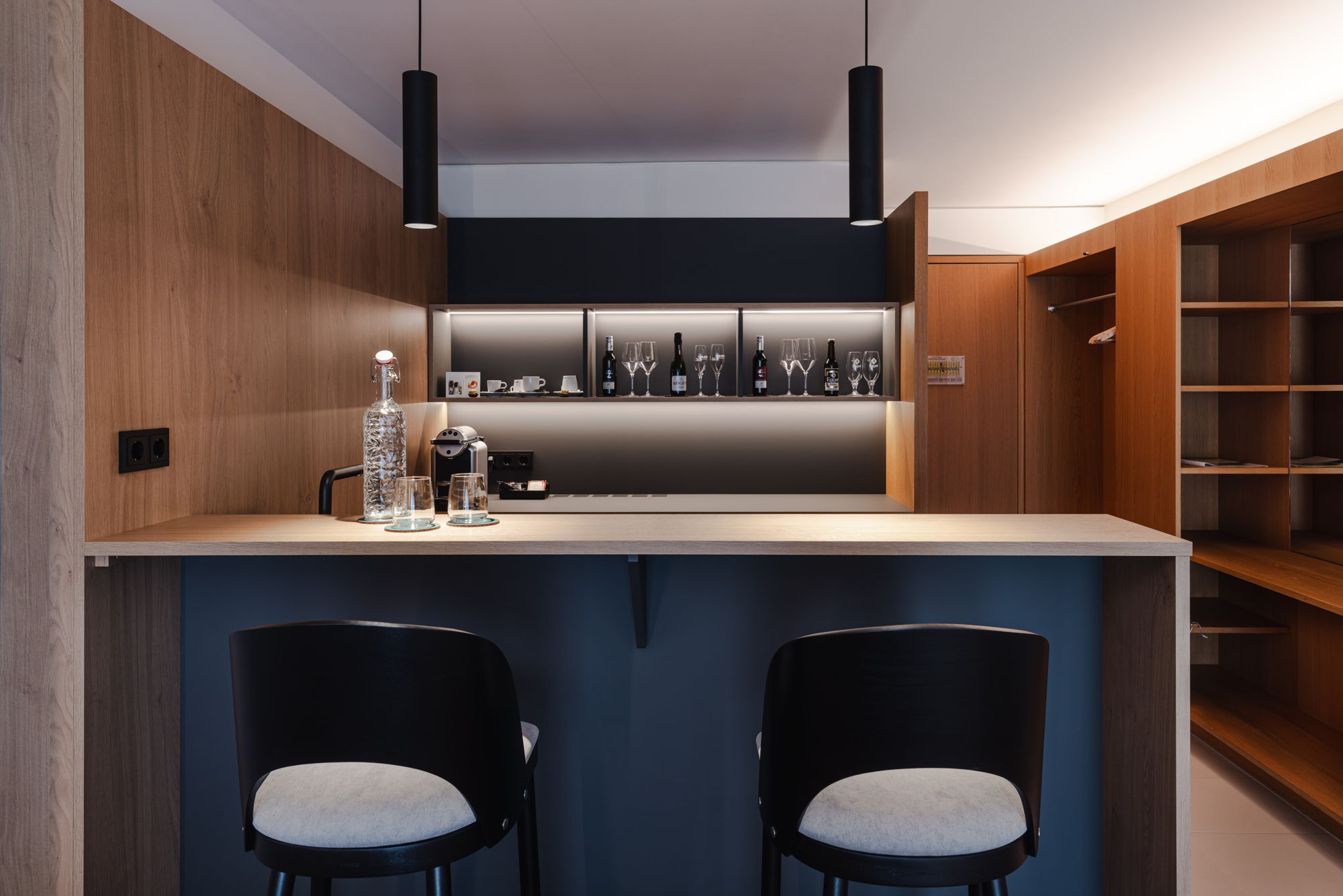 Küchenbereich der Feel good Suite mit Bar und Sitzplätzen