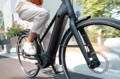 Gazelle Paris C7 elektrische stadsfiets met lage instap, afgebeeld in zijaanzicht op neutrale achtergrond, met Bosch middenmotor, gesloten kettingkast, verende voorvork en zadelpen, MIK-bagagedrager en spatborden – gericht op comfortabel dagelijks gebruik en woon-werkverkeer.