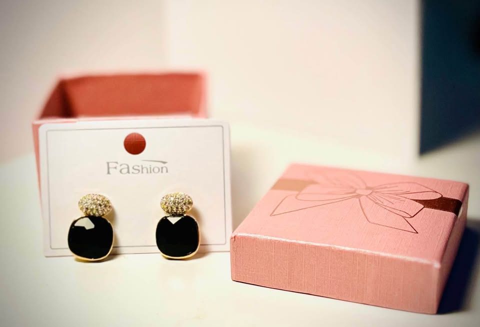 4 - Black &amp; Gold Fusion Studs