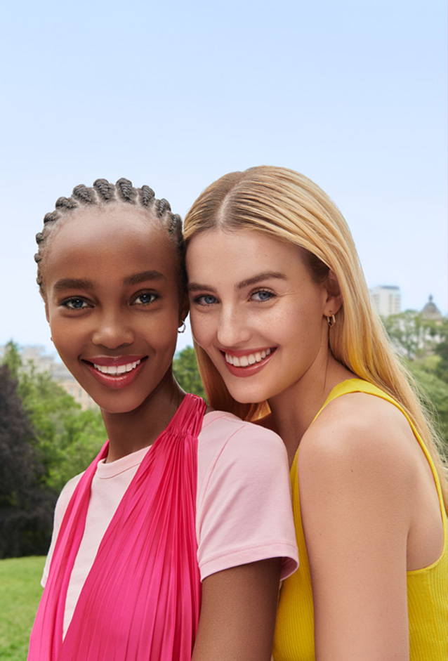 femmes portant du crayon à lèvres Bourjois