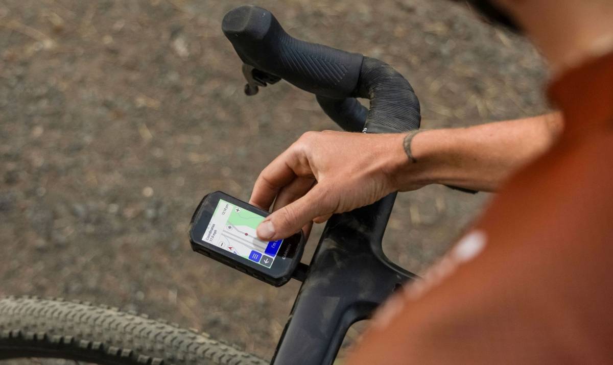 Cycliste consultant un itinéraire sur un compteur GPS Garmin fixé au guidon